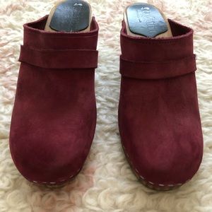 Sandgren’s burgundy suede high clog